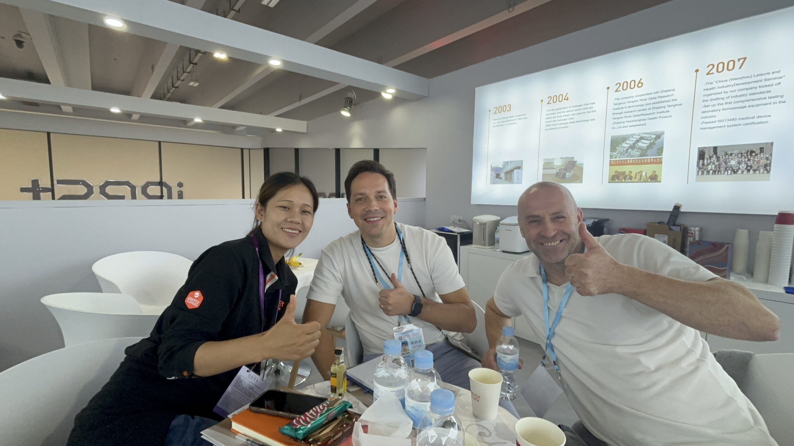 Klienti na Canton Fair počas rokovaní s výrobcami.